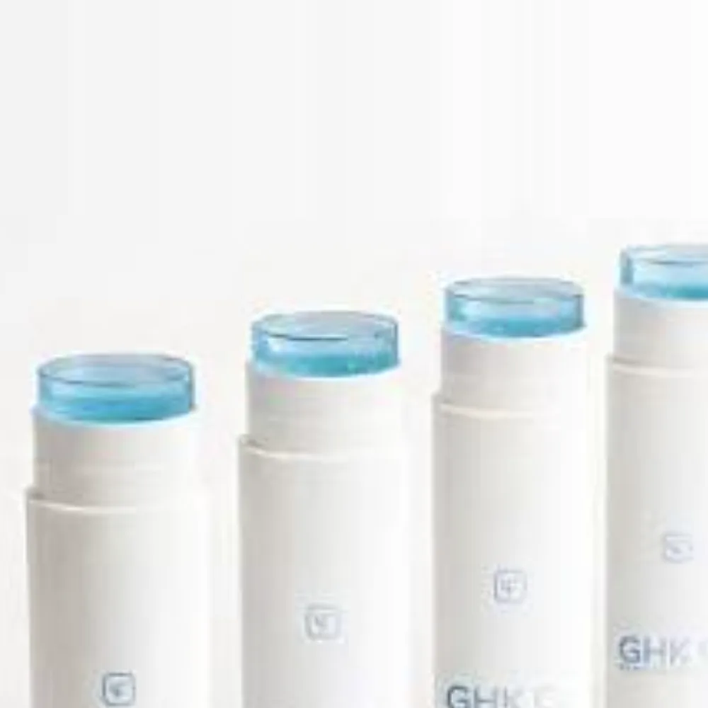 Bastão nuvia GHK-Cu Peptide Eye Stick aberto, com o gel azul translúcido no topo